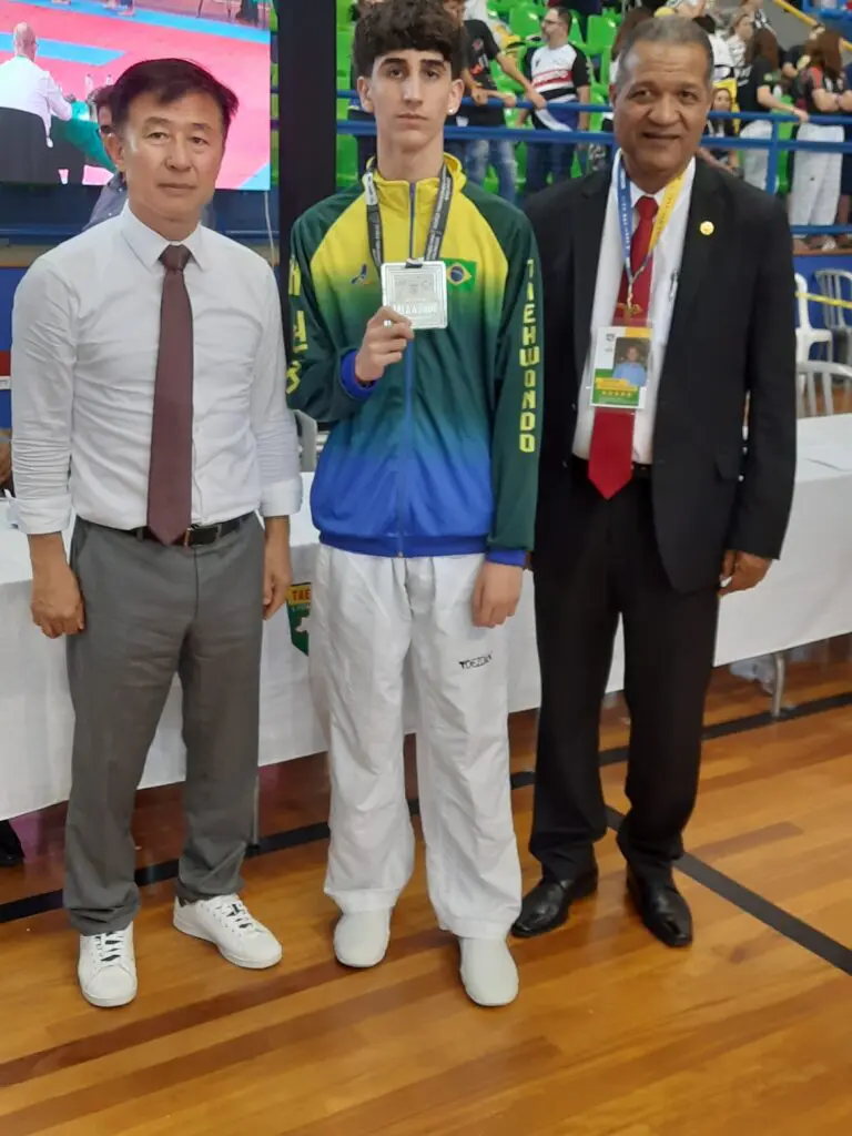 2 - Grão-Mestre Yeo Jin Kim - Matheus - Grão-Mestre Nilton (Presidente da LNT)